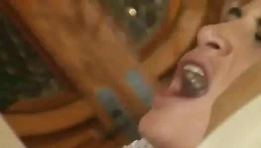 Heiße brünette MILF wird leidenschaftlich geleckt und hart gefickt