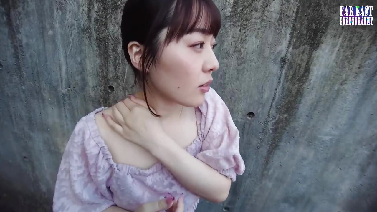 Lik buitenshuis plagen met een roze getopte f-cup schoonheid gedrenkt in olie deel 1