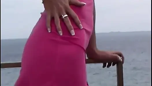 Schön in rosa blondine geil auf einen salzigen schwanz
