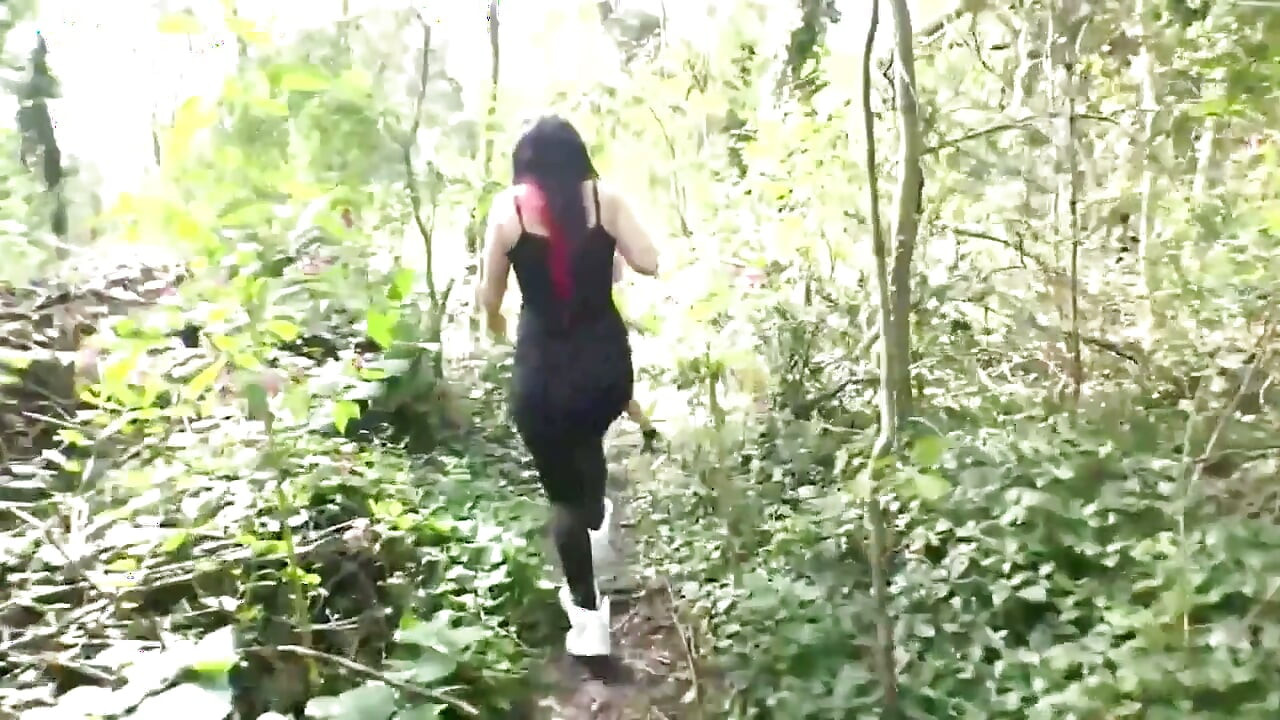 Malaking titi na sinisipsip habang tinatagos ang puke sa gubat