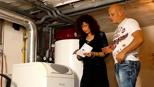 Milf seksi mengisap penisku