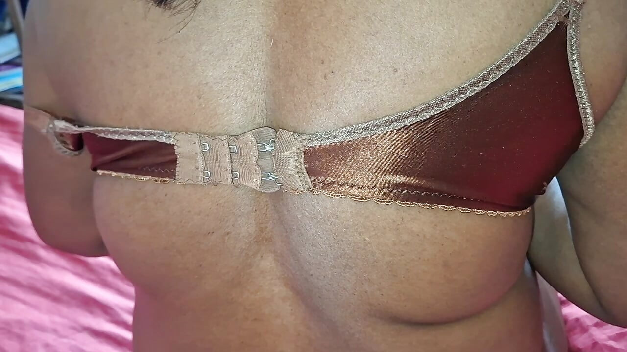 Arbejder som stripper den asiatiske milf