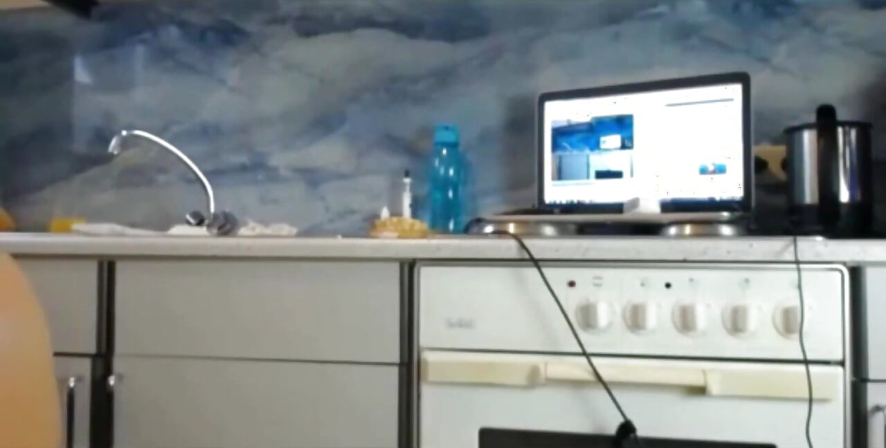 Sexydea se joacă pe camera web în direct