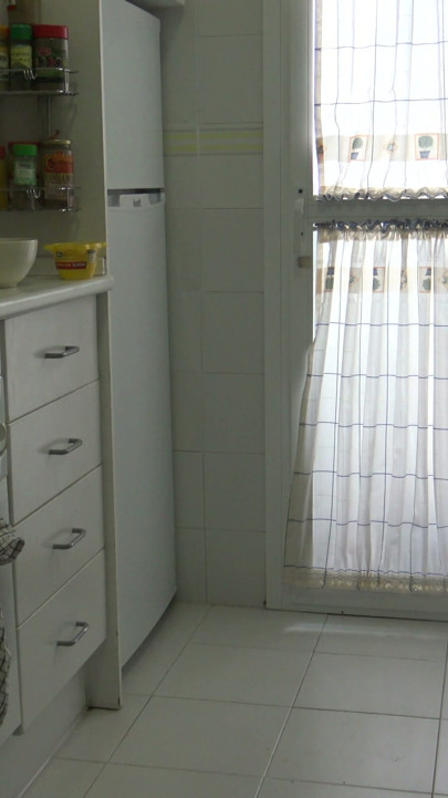 Francesa com cona peluda quer conhecer gajos para a foder na cozinha | Clip 2