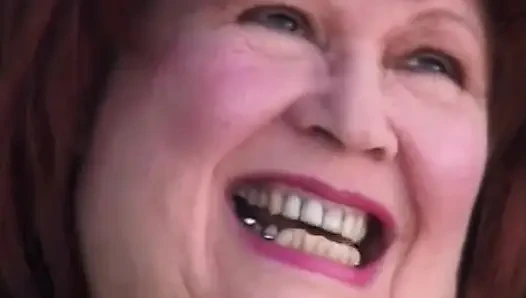 Nenek rambut merah suka muasin dirinya sendiri