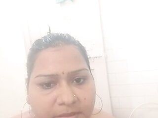 Mallu bhabhi con il culo grosso fa il bagno