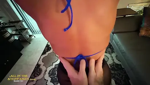 Üvey annenin çıplak vücudunda losyona ihtiyacı var!