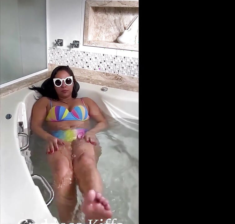 Goddess Kiffa - exibicionismo sexy con suelas y bikini en el spa de bañera de hidromasaje ep 2