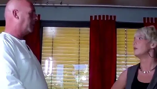 Стонущая шлюшка скачет до тех пор, пока ее яйца не будут полностью осушены