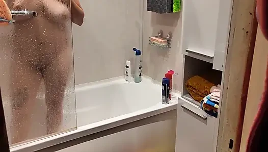Mergokin saudara tiriku di kamar mandi