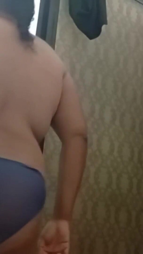 Milf gorda colega de trabalho se grava e me manda o vídeo tomando banho | Clipe 1