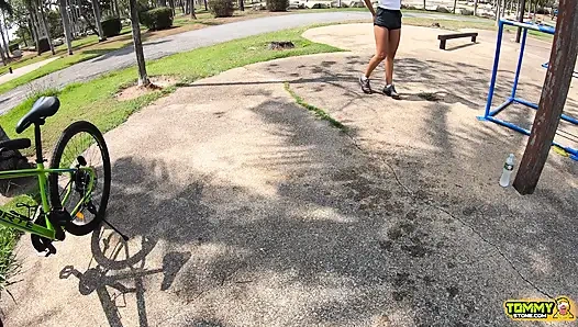 Asyalı genç kız mükemmel göt sert sikişiyor