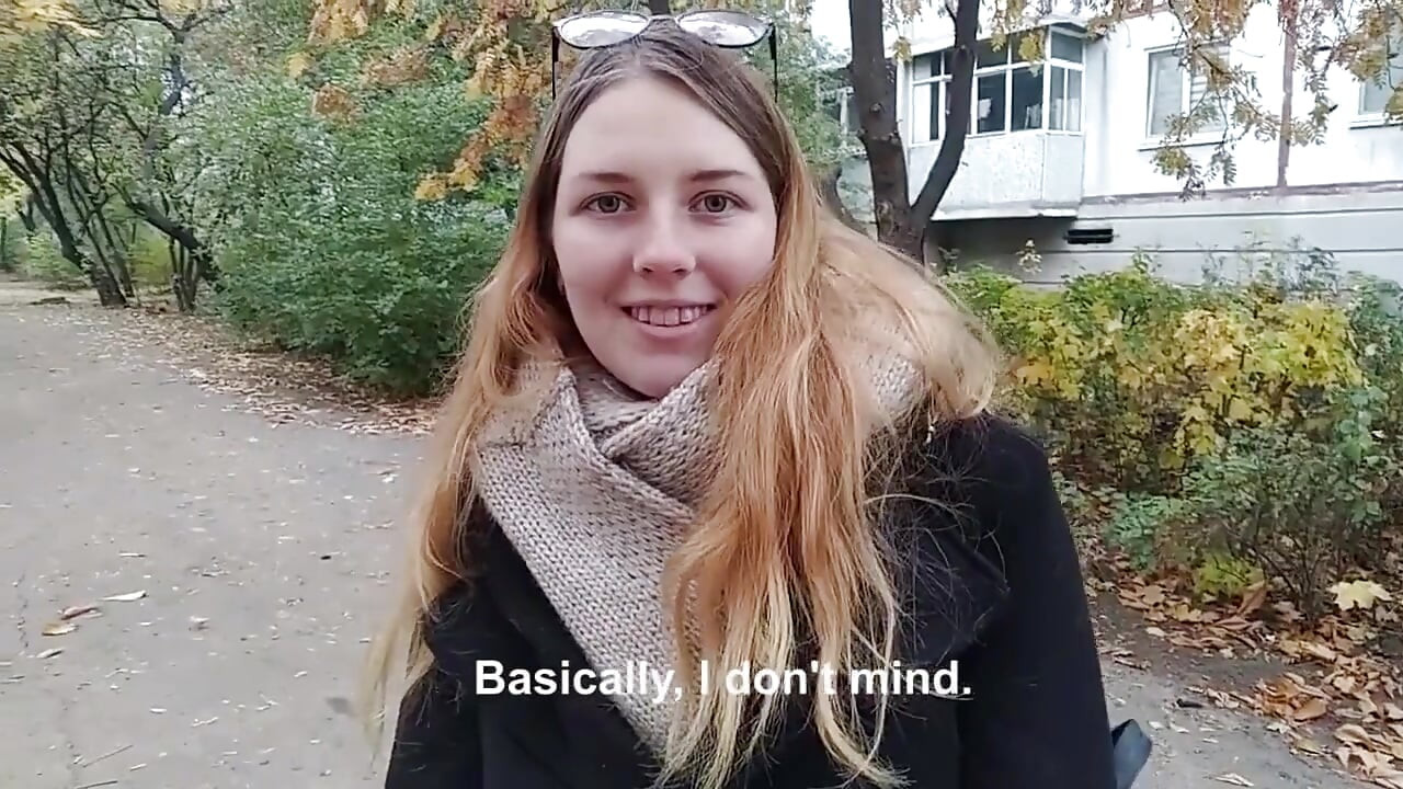 Ein college-mädchen am eingang gefickt