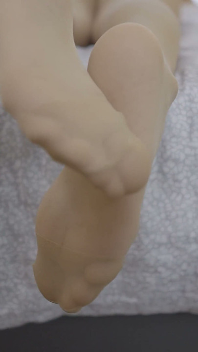 Olgun orta yaşlı seksi kadın sheer naylon ayaklarla azdırıyor