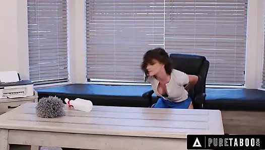 Saf tabu öfkeli patron temizlikçi Kenna James'i ofisinde hademeyle pis ilişki yaşıyorken yakaladı