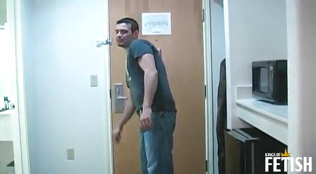 筋肉質の男はソファで角質の男に深く吸い込まれた彼の大きなペニスを取得します