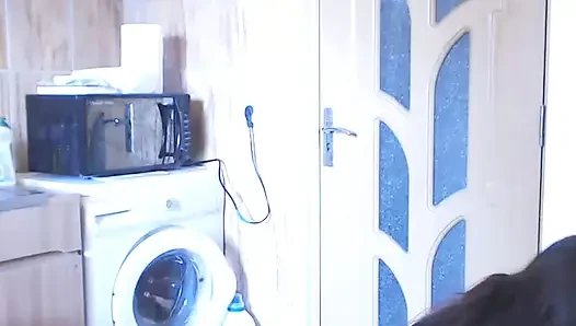 Nggak ada orang di rumah, jadi aku masturbasi pakai sosis