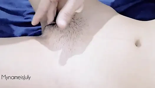 Saya menemukan sedikit orang Thailand masturbasi dan saya mulai meletakkan tangan penuh saya padanya