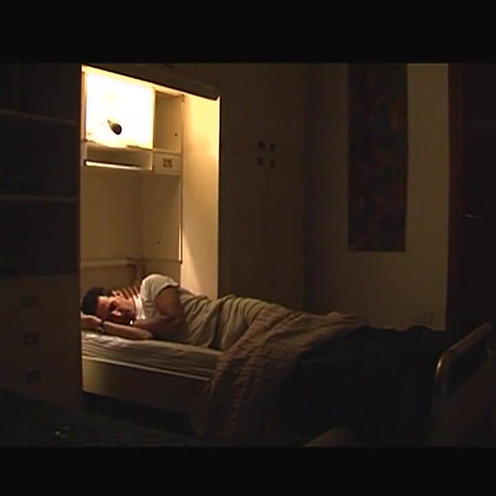 Przewrotna milf wkłada ręce spodnie pasierba