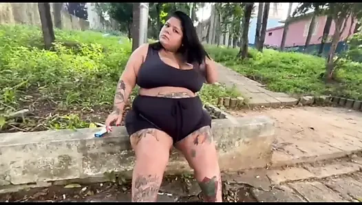 Dewi BBW merokok di depan umum