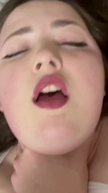 Une BBW adolescente se fait baiser brutalement et gémit en se faisant étouffer. Une chatte rasée se fait montrer de près pendant qu’une énorme bite la pénètre profondément