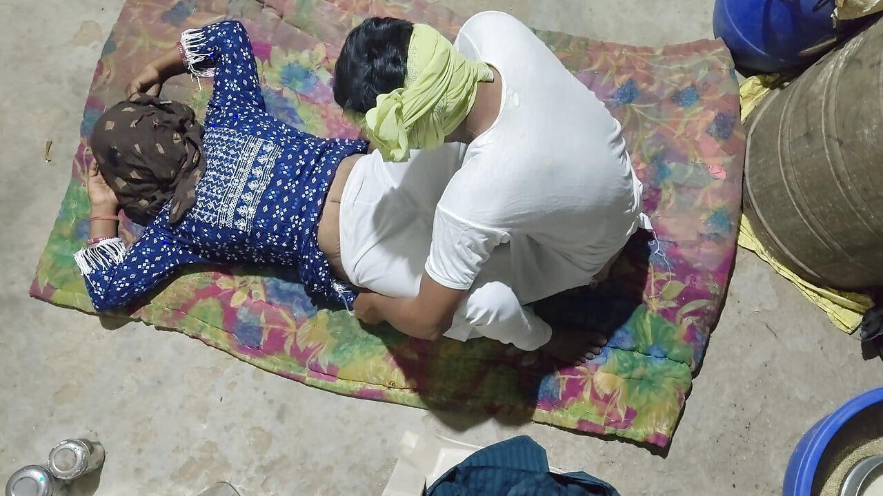 Heet sexy schattig meisje uit een Desi-dorp in een Punjabi-jurk