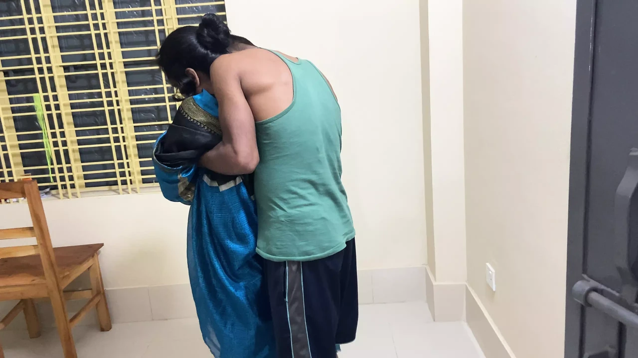 我发现我的阿姨独自在浴室里撒尿，所以我抓住了她，开始操她