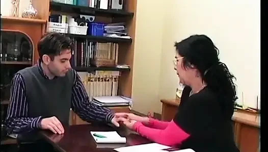 Зрелая шлюшка с натуральными сиськами и черными чулками глубоко трахается