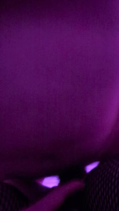 Hete vrouw wordt diep geneukt in gepassioneerde missionarishouding en op zijn hondjes - kletsnat en luid kreunend!