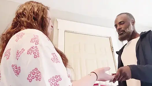 Черный доставщик пиццы спасает День Святого Валентина и трахает грустную домохозяйку