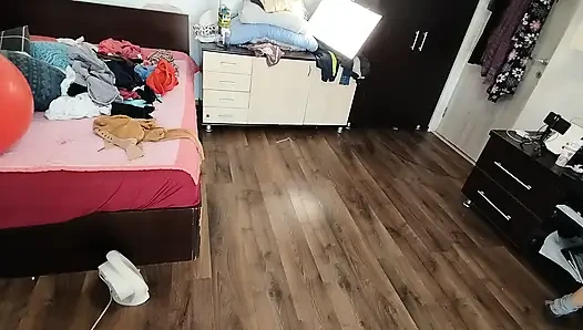 Amateur-frau hat spaß, Kleidung anprobieren und zu schneiden.