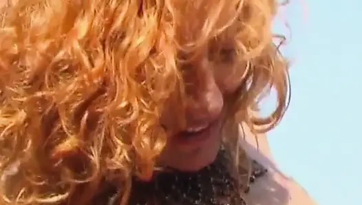 Wanita Prancis Sempurna Harus Puaskan Dua Kontol di Pantai