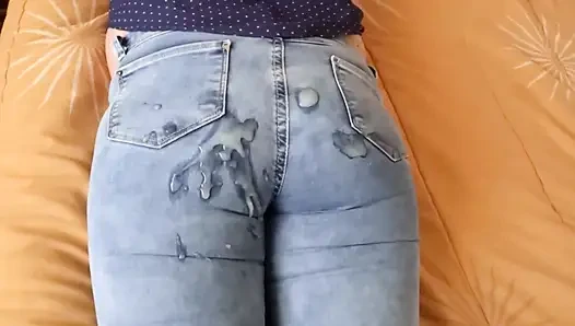 I masturbate while caressing my stepmother as she rests, I cum in her ass