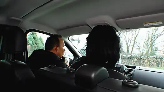 Vollbusige milfs haben im auto gefickt, komplette zusammenstellung