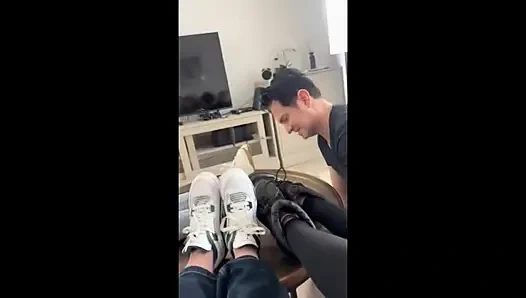 Velet kızlar köleleriyle eğleniyor