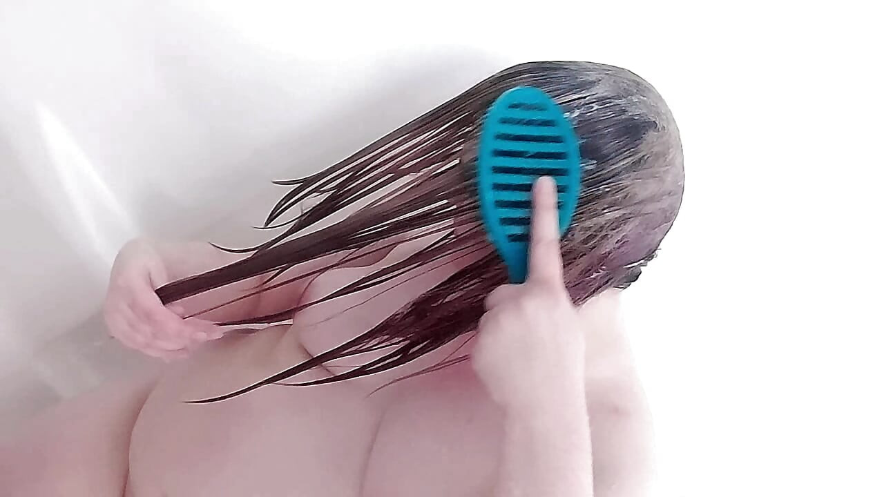 Chuveiro, escovação de cabelo
