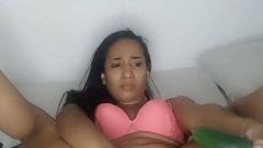 Leyne Rodriguez masturbuje się ogórkiem w dupę