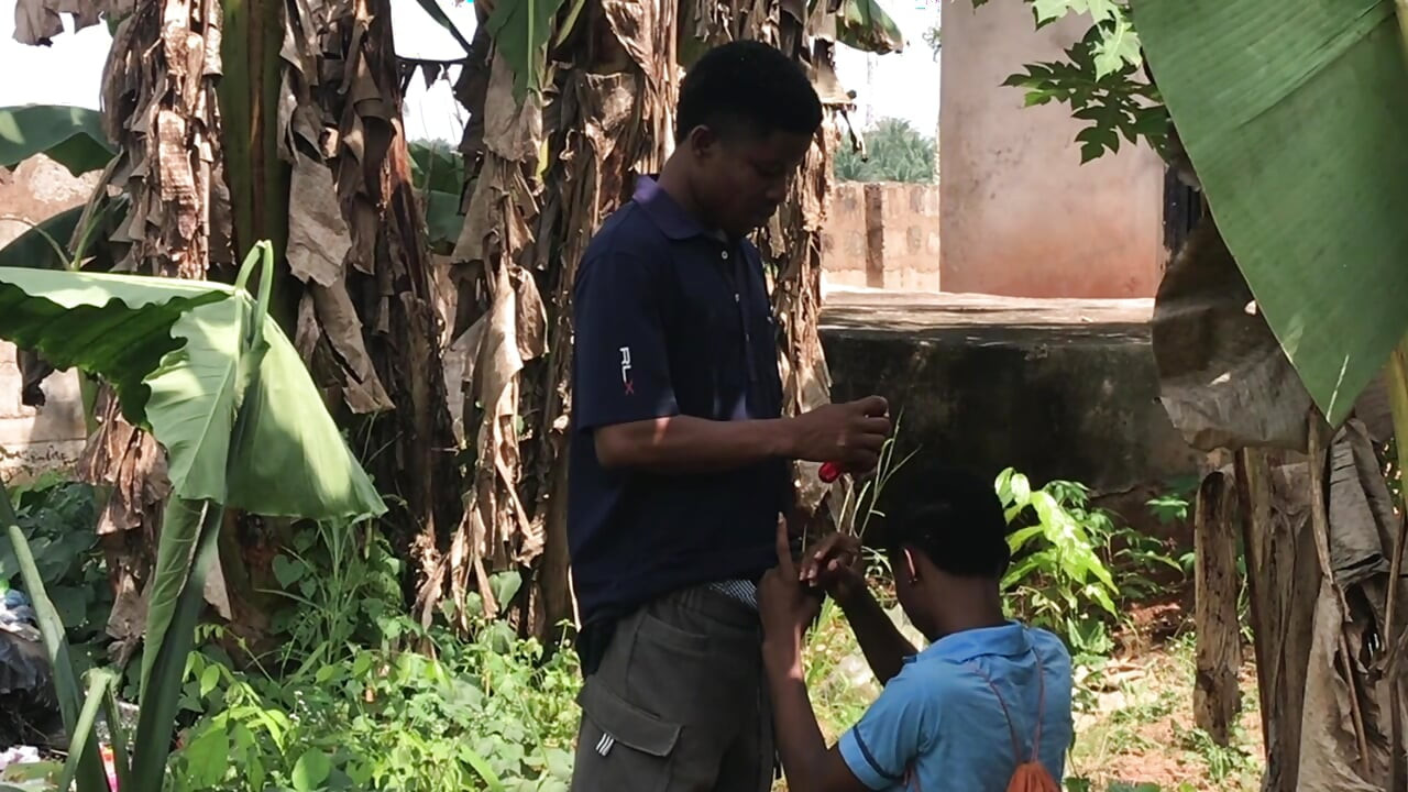 授業に遅れてる、家に帰す代わりにセックスしてくれ。