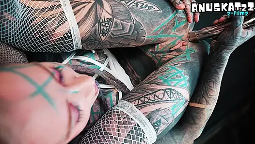 Pelatihan anal menganga rambut merah dengan dildo baja