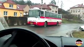 Una morena cachonda le encanta tomar una polla dura en un auto