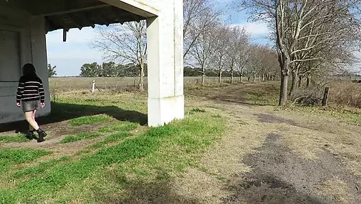 Kırsalda göt üzerinde yürümek. Olgun utangaç amatör sarışın çıplak soyunuyor.