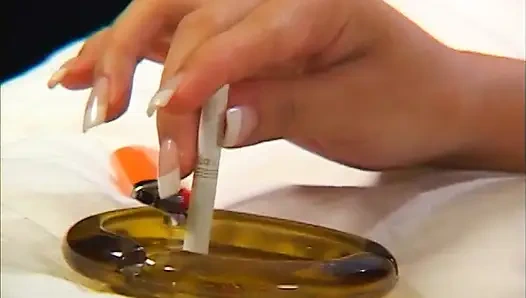 Güzel Asyalı güzel kadın yeni oyuncağını test etmeden önce sigara içmeyi seviyor