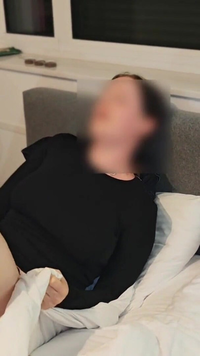 Une amatrice a un orgasme surpris par une caméra dans une chambre d’hôtel | Clip 2