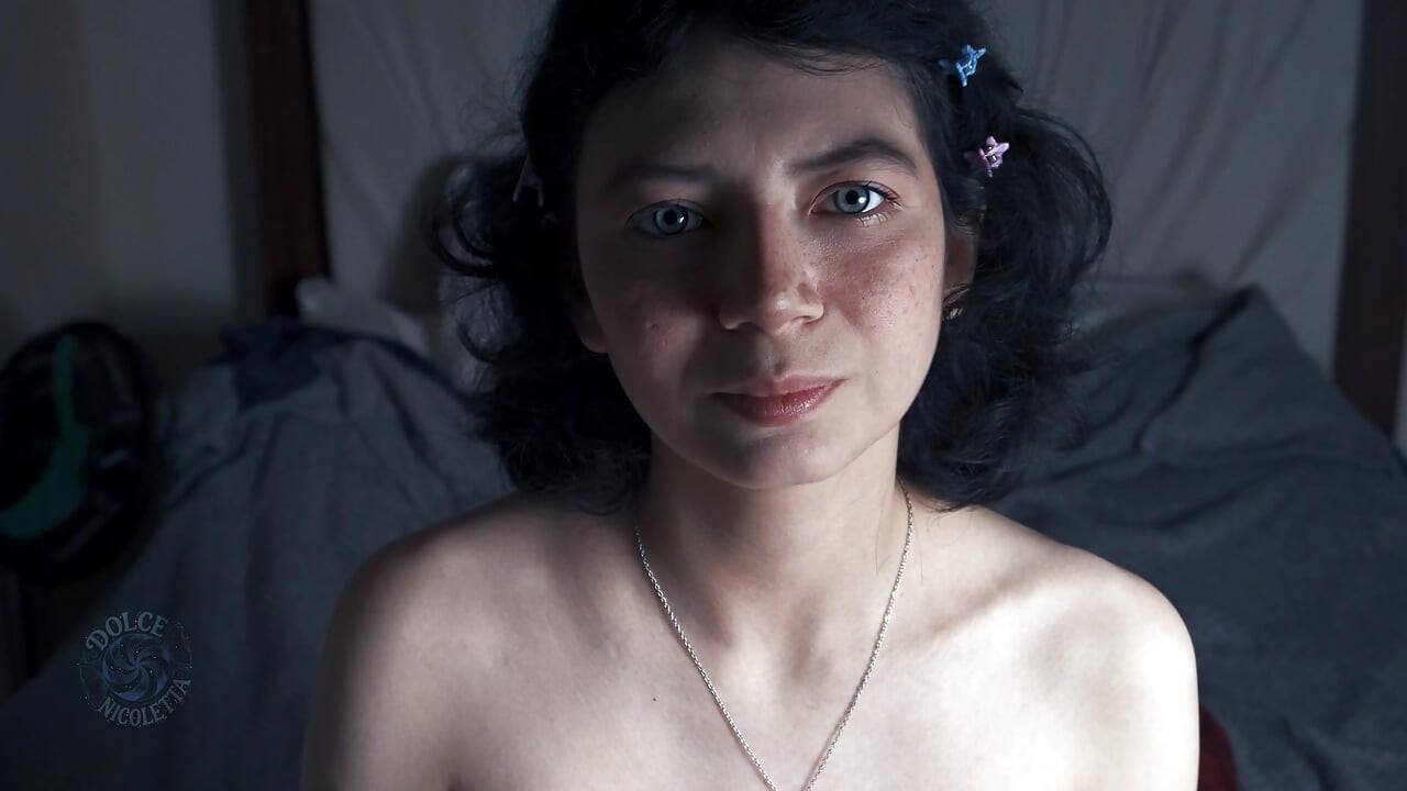 漂亮的女孩在自慰时被她的继母抓住，胖粉红色的阴户