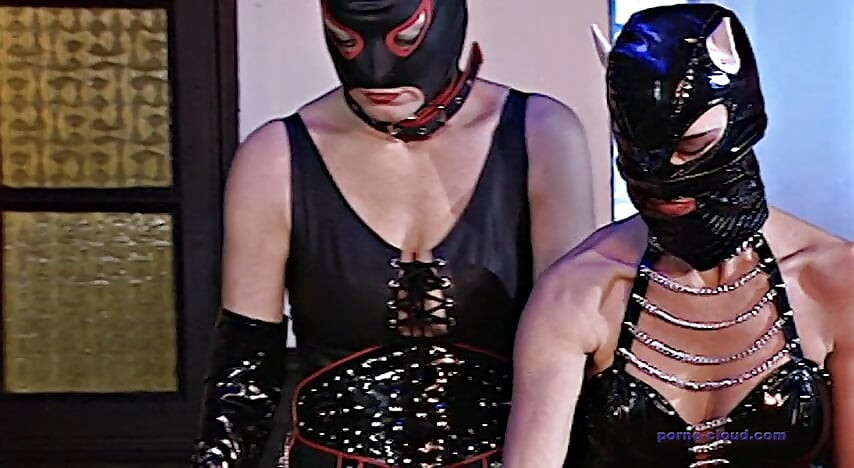 Προσκλήθηκαν κορίτσια με γροθιές λατέξ