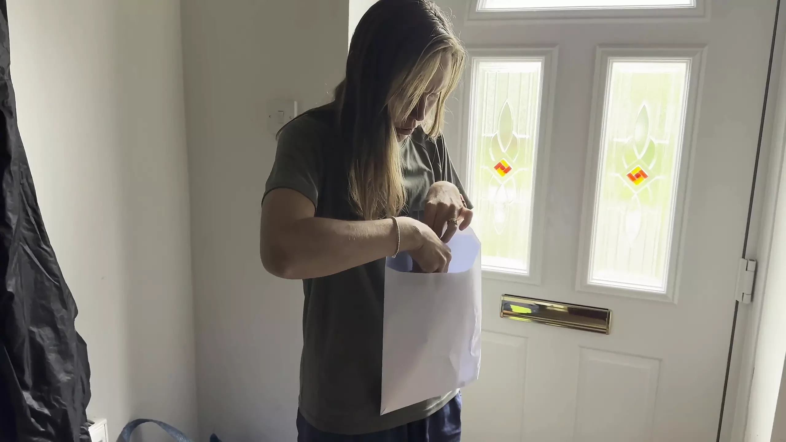Egy levél a postán? Kukába dobom a feleségem bugyiját!