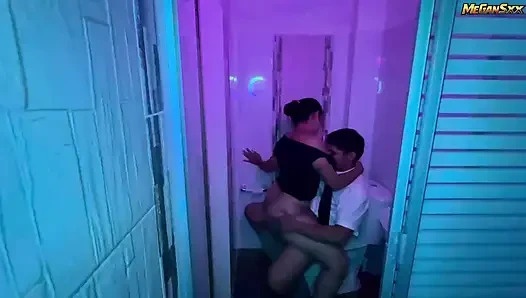 Ficken in den badezimmern der disco