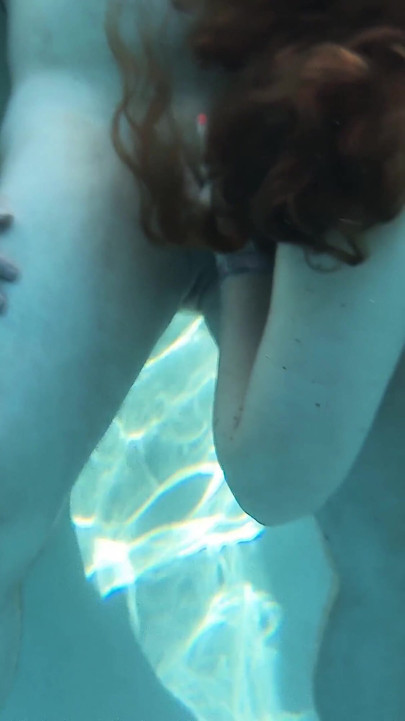 Unterwasser-pool-sex mit rothaariger rapunzel MILf mit langen haaren