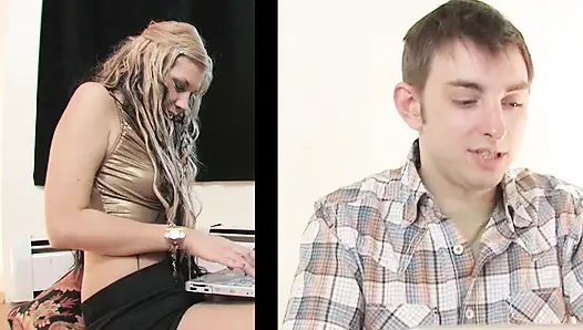 Блондинку на высоких каблуках глубоко трахнули