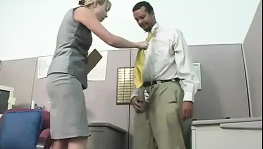 Tante seksi rambut pirang ini dientot habis-habisan sama kontol besar